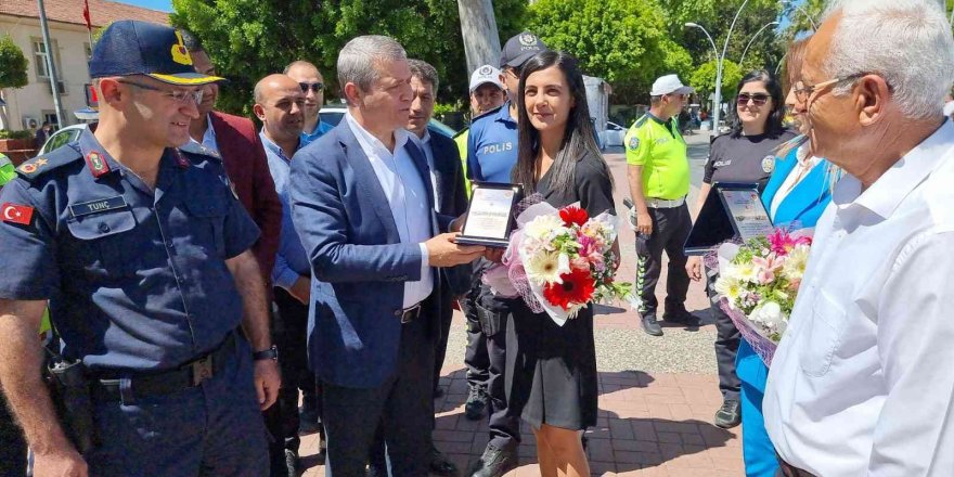 Karayolu Trafik Güvenliği Günü’nde 3 araç sürücüsüne çiçek ve plaket verildi