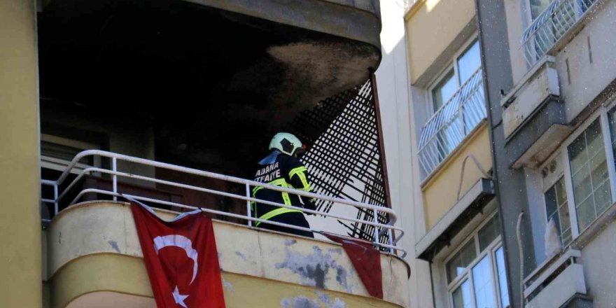 Adana’da dairenin kullanılamaz hale geldiği yangında Türk bayrakları zarar görmedi