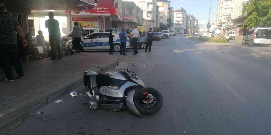 Manavgat’ta hafif ticari araç motosikletle çarpıştı: 1 yaralı