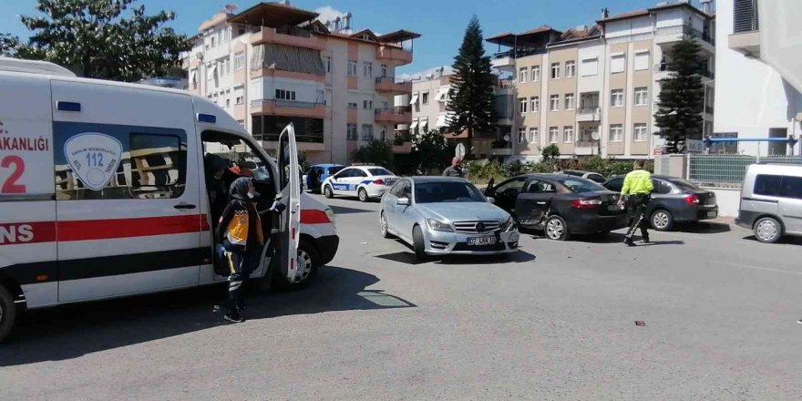 Otomobiller kavşakta çarpıştı: 2 yaralı