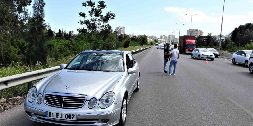 Korsan taksici, aracına aldığı müşteri sivil polis çıkınca yakayı ele verdi