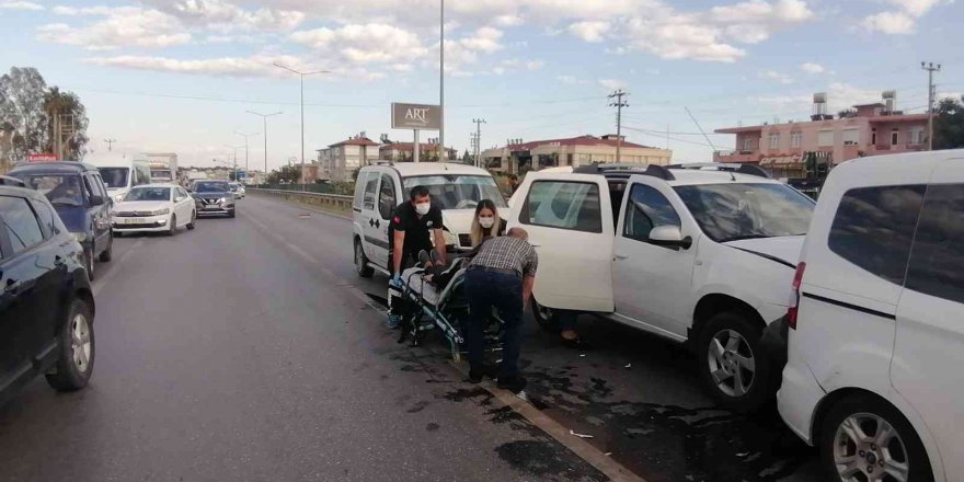 Yayaya yol vermek isterken zincirleme kazaya neden oldular