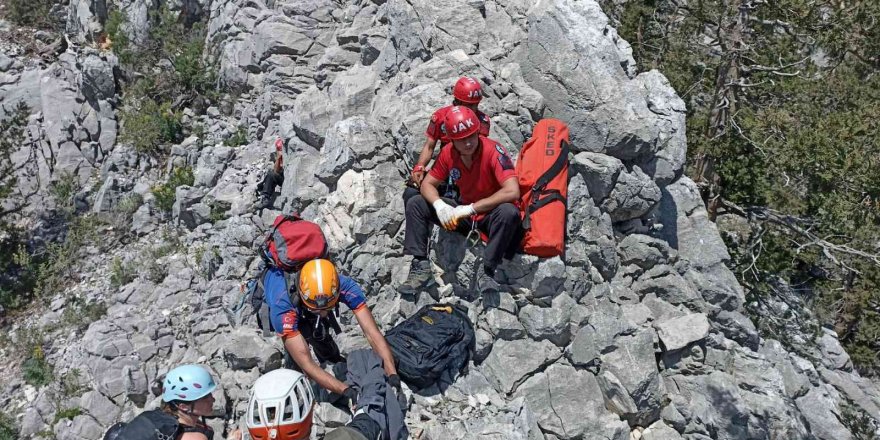 Dağa tırmanırken ayağını kırıp mahsur kalan Amerikalı turist, Skorsky ile kurtarıldı