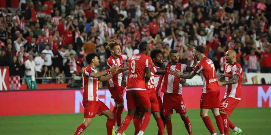 Spor Toto Süper Lig: Antalyaspor: 2 - Konyaspor: 2 (İlk yarı)