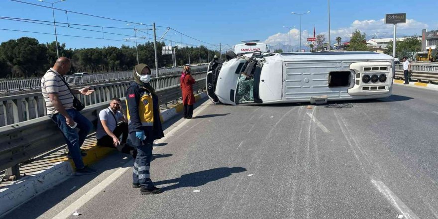 Antalya’da kamyonla çarpışan minibüs yan yattı: 8’i turist 9 yaralı