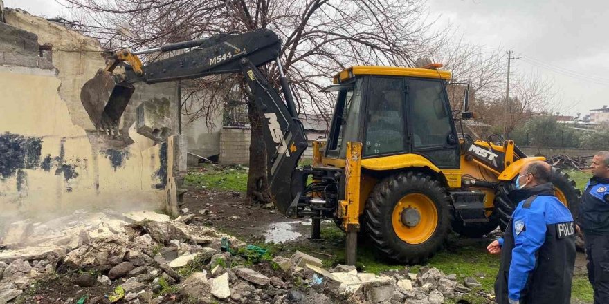 Osmaniye’de metruk binalar yıkılıyor