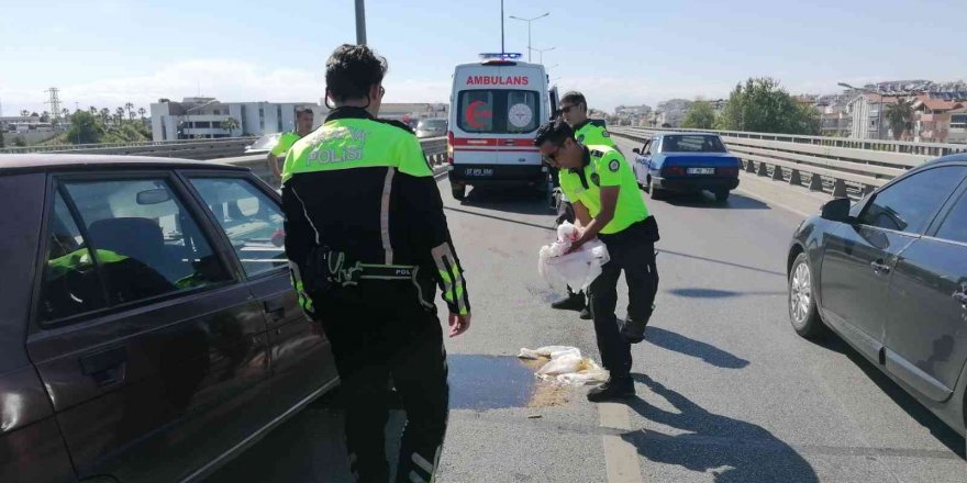 Kaza yapan araçtan yola dökülen yağı trafik polisi toz dökerek kapatmaya çalıştı