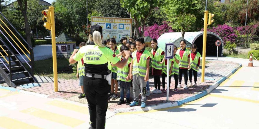 Öğrenciler Trafik Eğitim Parkında kuralları öğreniyor