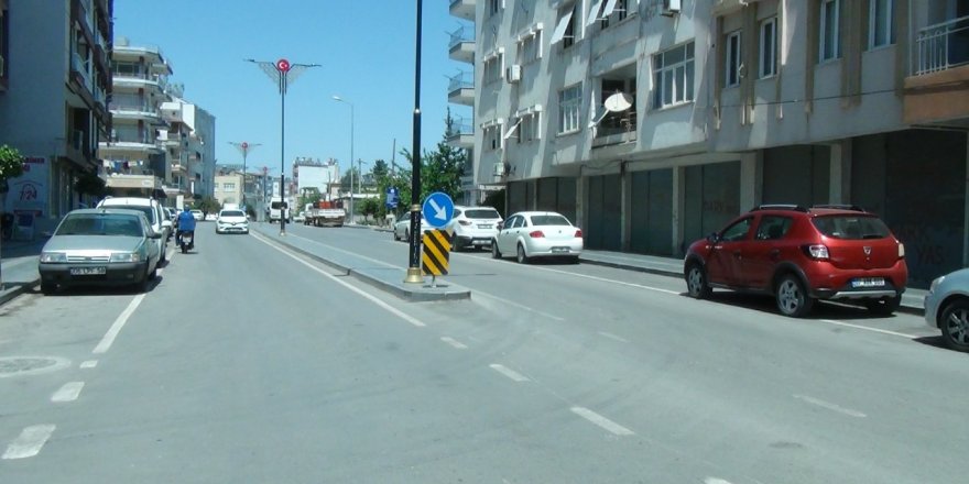 Aydınlatma direğine ve trafik levhasına çarpan motosiklet sürücüsü, hastanede yaşam mücadelesi veriyor