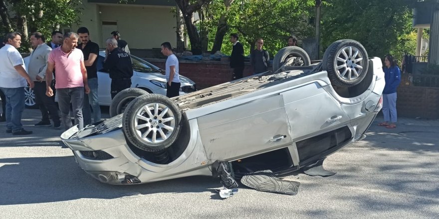 Park halindeki otomobile çarpan araç takla attı: 1 yaralı