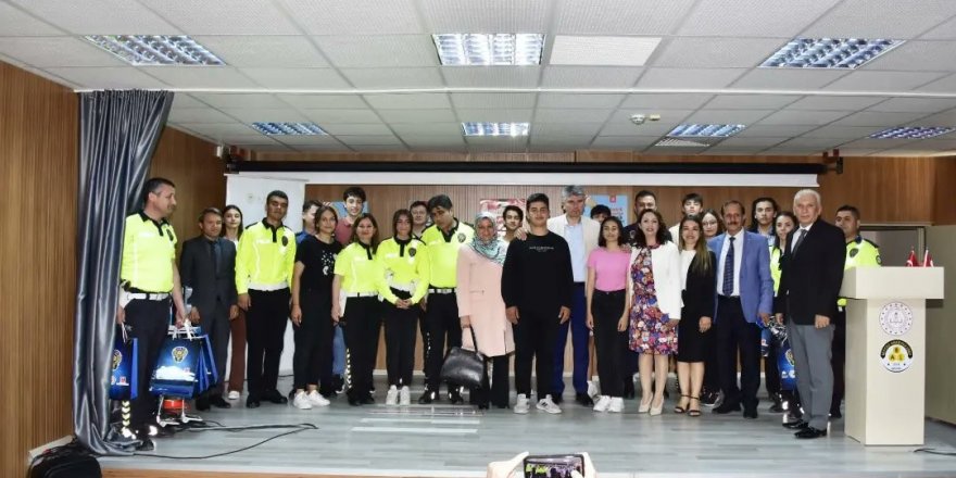 Polis, öğrencilere trafik kurallarını tiyatroyla öğretti