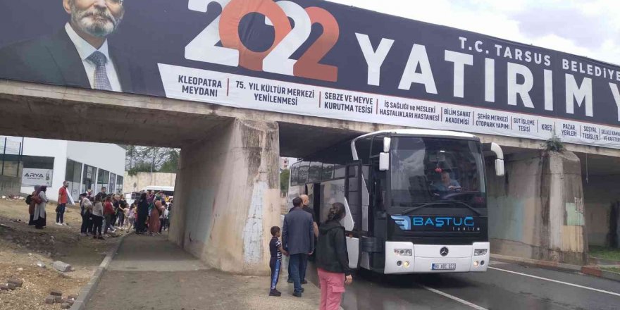 Öğrenci taşıyan otobüs üst geçide takıldı