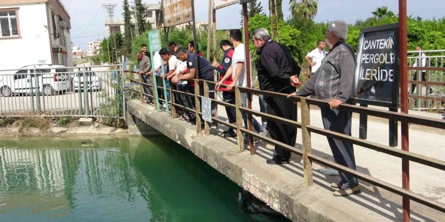 7 yaşındaki çocuk sopa almak isterken kanala düştü