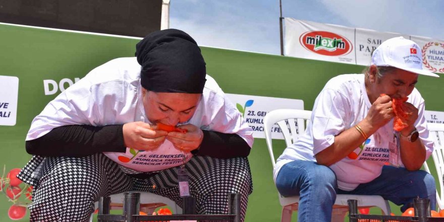 Kumluca’da kadınlara özel  ‘domates yeme’ yarışması