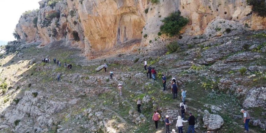 Mersin’de heyecanlandıran keşif: Çoban keçi ararken, milattan önceki yazılı tasvirleri bulmuş