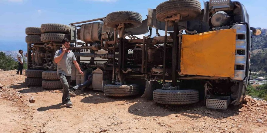 Geri manevra yapan beton mikseri devrildi