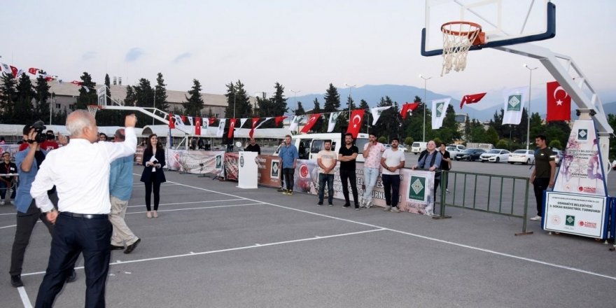 Sokak Basketbol Turnuvası Başkan Kara’nın atışıyla başladı