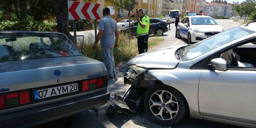 Hatalı sollama yaptığı otomobille önce arabaya, ardından beton direğe çarptı