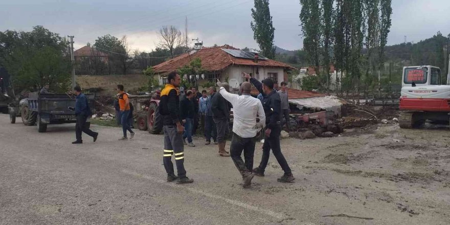 Antalya’da 2 mahallede sağanak yağış sonrası su baskınları oluştu