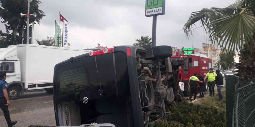 Antalya’da lüks minibüs yoldan çıktı: 1 yaralı