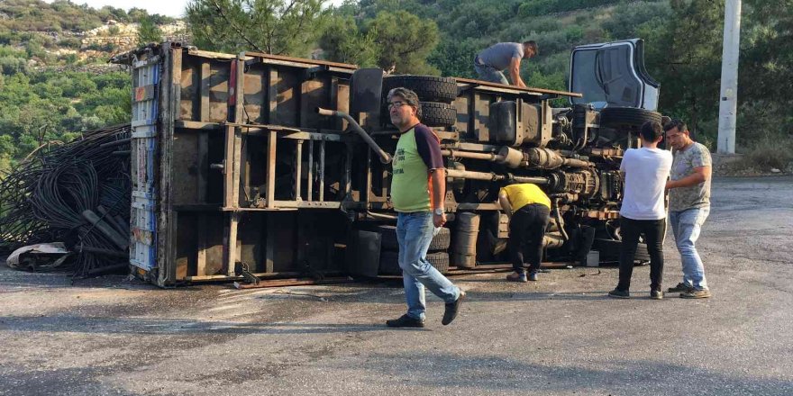 Yağmur kazaya neden oldu, hurda yüklü kamyon devrildi