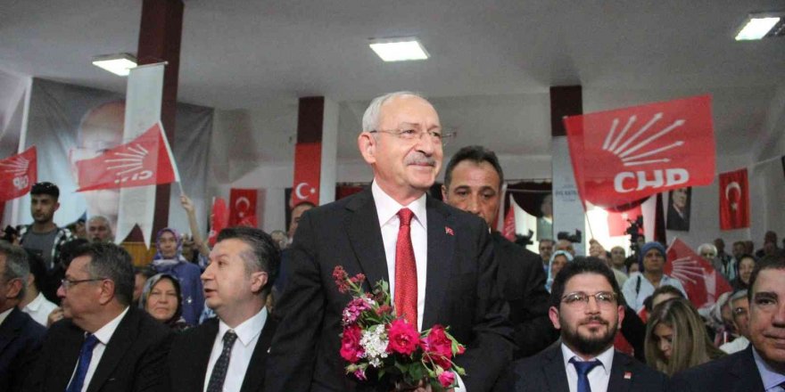 Kılıçdaroğlu, Bucak’ta partisine yeni katılanlara rozetlerini taktı