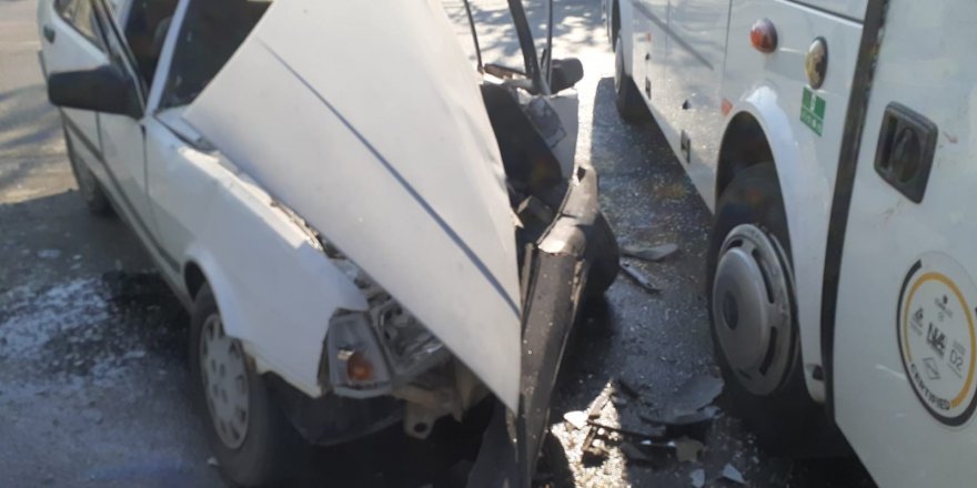 Otomobili ile midibüs kazasında 1 kişi yaralandı