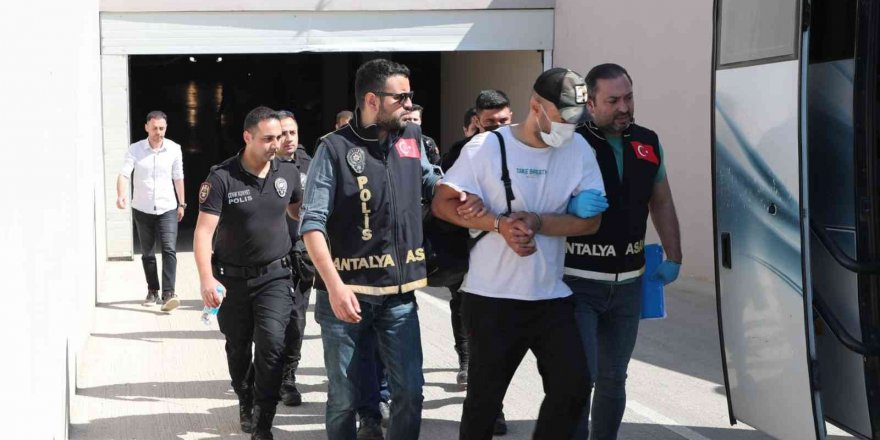 Antalya’da çeşitli suçlardan aranan 60 kişi yakalandı