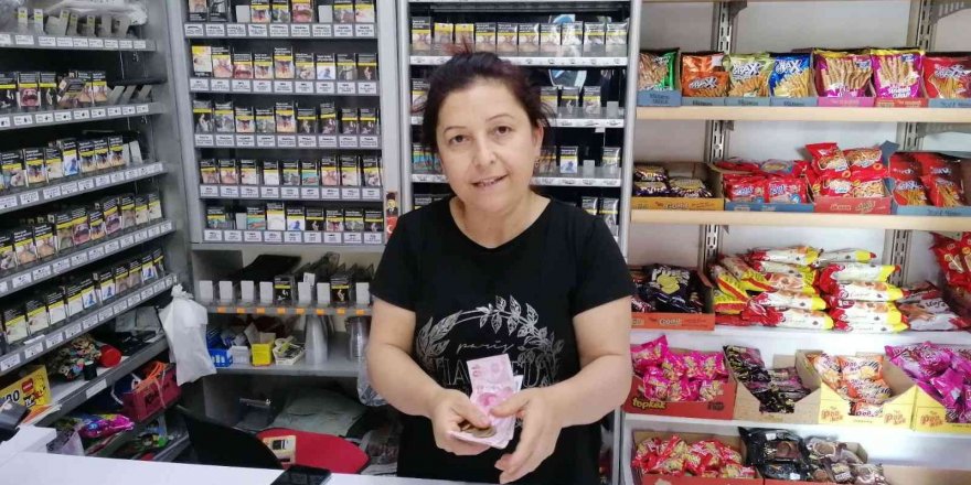 Acemi tırnakçılar sert kayaya çarptı, 200 TL bırakıp marketi terk ettiler