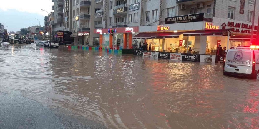 Kadirli’de şiddetli yağmur su taşkınlarına neden oldu