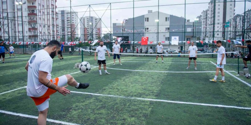 Ödüllü ayak tenisi turnuvası başladı