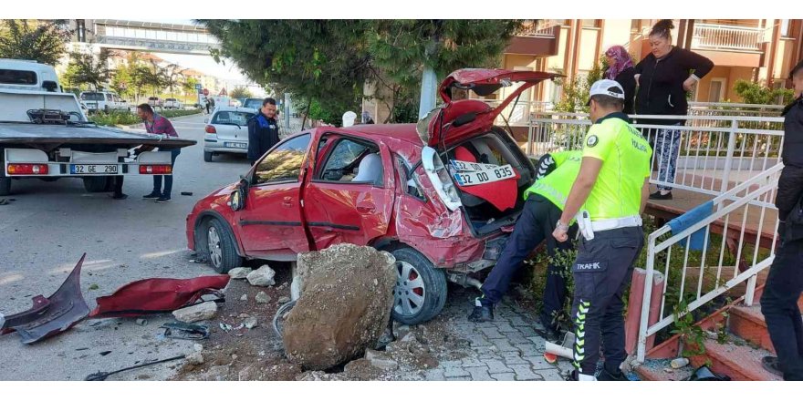 Otomobil, park halindeki otomobilin üzerine uçtu