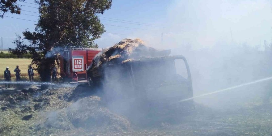 Saman yüklü kamyon yanarak kullanılamaz hale geldi