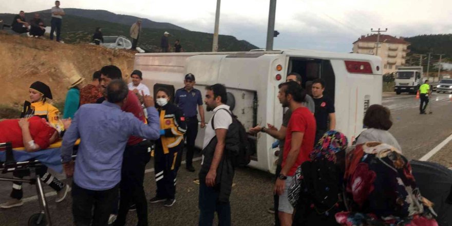 Antalya’da Romanya uyruklu turistleri taşıyan midibüs devrildi: 22 yaralı