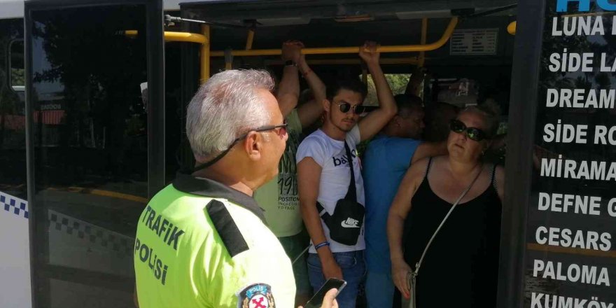 Ağzına kadar turist dolu minibüs polise yakalandı, araç 15 gün trafikten men edildi