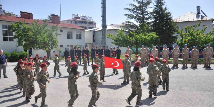 Minik öğrencilerden jandarmaya moral