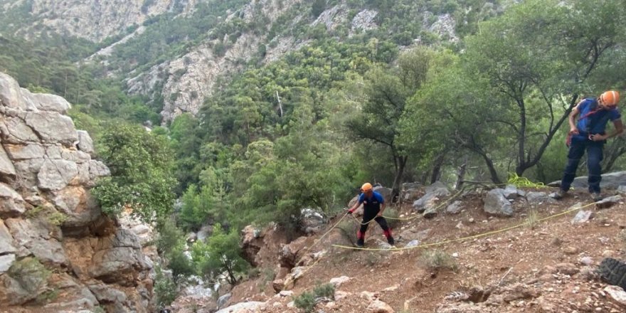 Yürüyüşe çıktıkları ormanlık alanda yönlerini kaybedip dağlık alanda mahsur kaldılar