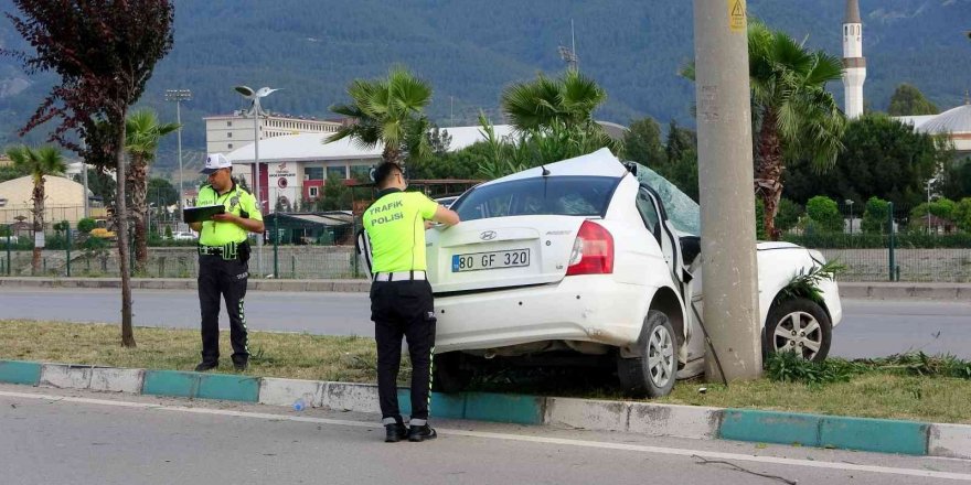 Aydınlatma direğine çarpan otomobilin sürücüsü yaralandı