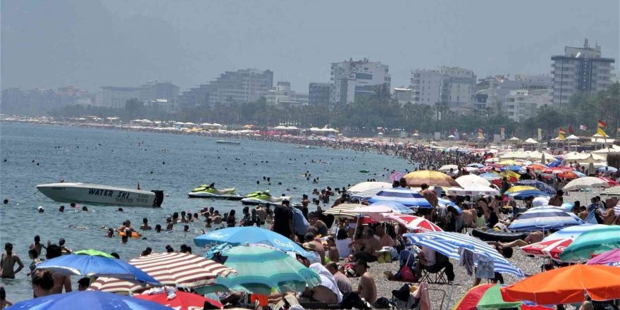 Antalya’da termometre 30 dereceyi gösterdi, vatandaş sahilde yer bulmakta zorlandı