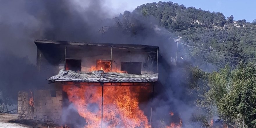 Metruk binadaki yüzlerce limon kasası yandı