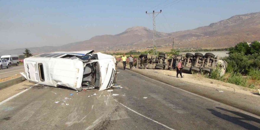 Mersin’de öğrenci servisi ile tır çarpıştı: 2’si ağır 11 yaralı