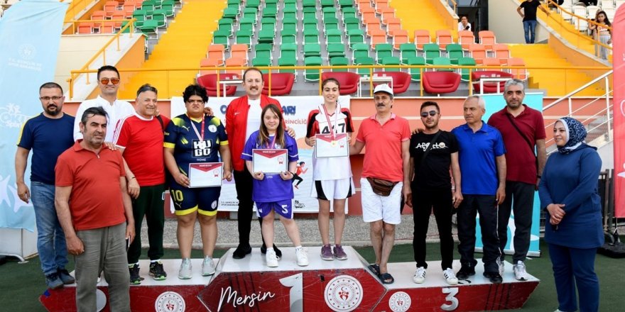 Vali Pehlivan, özel sporculara madalya ve başarı belgesi verdi