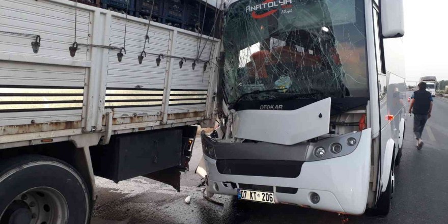 Tur midibüsü kamyona arkadan çarptı: 2’si Alman 3 turist yaralı