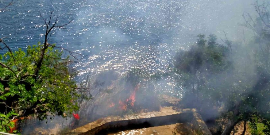 Antalya’da falezlerde çıkan yangın paniğe neden oldu