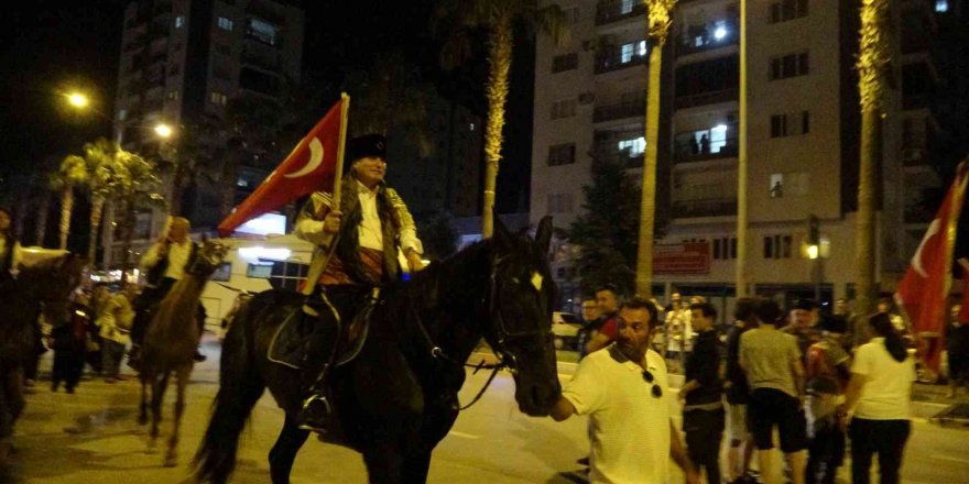 Kozan belediye başkanı at sırtında Kozan halkını selamladı