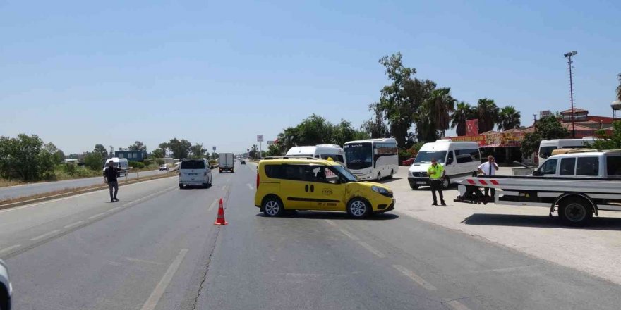 Antalya’da ticari taksiye çarpan kamyonun sürücüsü arkasına bakmadan kaçtı