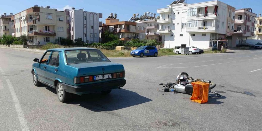 Manavgat’ta otomobil ile motosiklet çarpıştı: 2 yaralı