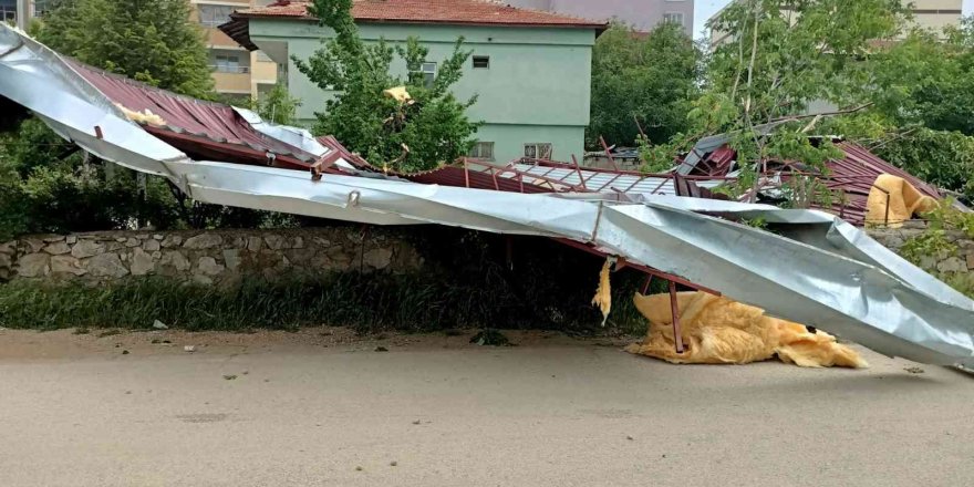 Şiddetli rüzgar çatıyı böyle uçurdu