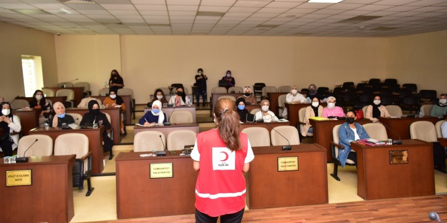 Tuzla’da Anne Çocuk Eğitim Merkezi öğretmenlerine ilk yardım dersi verildi