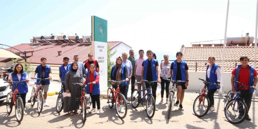 Kaş Belediyesi’nden öğrencilere bisiklet hediyesi